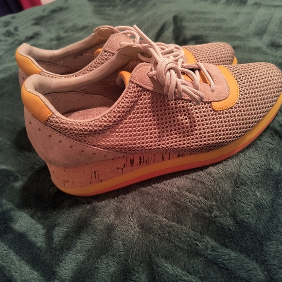 Size 8.5 Rockport women sneakers. colors, grey and yellow. Great condition. - Picture 2 of 10